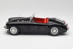 MGA English Roadster Preto Revell 1:18 84559091 Metal - imagem 4 de 8