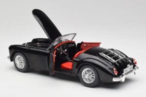 MGA English Roadster Preto Revell 1:18 84559091 Metal - imagem 5 de 8