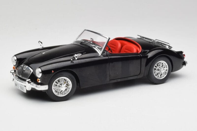 MGA English Roadster Preto Revell 1:18 84559091 Metal