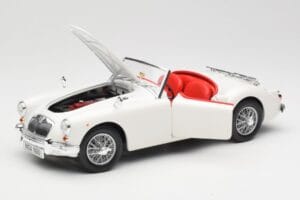 MGA Roadster Old English White Revell 1:18 08455 Metal - imagem 2 de 8
