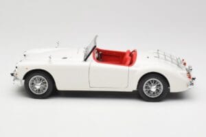MGA Roadster Old English White Revell 1:18 08455 Metal - imagem 4 de 8