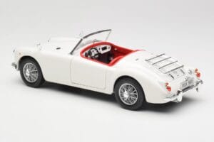 MGA Roadster Old English White Revell 1:18 08455 Metal - imagem 7 de 8