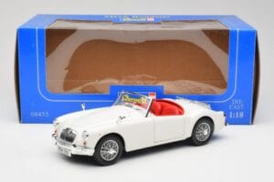 MGA Roadster Old English White Revell 1:18 08455 Metal - imagem 8 de 8