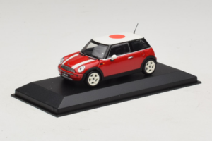 Mini Cooper Vermelho Com Bandeira do Japão Minichamps 1:43 80420309024-R1 Metal - imagem 2 de 5