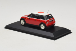 Mini Cooper Vermelho Com Bandeira do Japão Minichamps 1:43 80420309024-R1 Metal - imagem 3 de 5