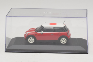 Mini Cooper Vermelho Com Bandeira do Japão Minichamps 1:43 80420309024-R1 Metal - imagem 4 de 5