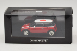 Mini Cooper Vermelho Com Bandeira do Japão Minichamps 1:43 80420309024-R1 Metal - imagem 5 de 5