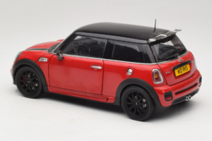 Mini Cooper John Cooper Works R56 Vermelho & Preto Kyosho 1:18 80430419909 Metal - imagem 7 de 8