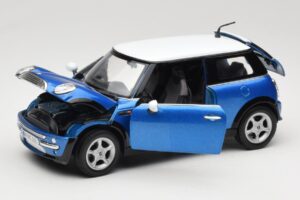 Mini Cooper R50 Azul com Teto Branco Mondo Motors 1:18 MINI004 Metal - imagem 2 de 8