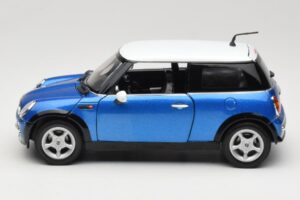 Mini Cooper R50 Azul com Teto Branco Mondo Motors 1:18 MINI004 Metal - imagem 4 de 8