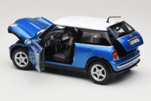 Mini Cooper R50 Azul com Teto Branco Mondo Motors 1:18 MINI004 Metal - imagem 5 de 8