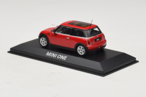 Mini Cooper Vermelho Minichamps 1:43 MINI010 Metal - imagem 3 de 4