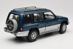 Mitsubishi Pajero V20 LWB Azul & Prata Sun Star 1:18 1212 Metal - imagem 3 de 8