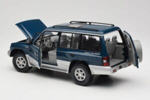 Mitsubishi Pajero V20 LWB Azul & Prata Sun Star 1:18 1212 Metal - imagem 5 de 8