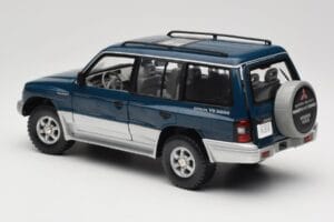 Mitsubishi Pajero V20 LWB Azul & Prata Sun Star 1:18 1212 Metal - imagem 7 de 8