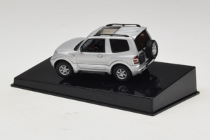 Mitsubishi Pajero SWB Prata AUTOart 1:43 57113 Metal - imagem 3 de 4