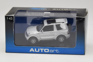 Mitsubishi Pajero SWB Prata AUTOart 1:43 57113 Metal - imagem 4 de 4