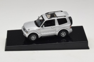 Mitsubishi Pajero SWB Prata AUTOart 1:43 57113 Metal