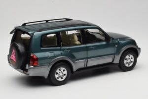 Mitsubishi Pajero V73 Verde YC Model 1:18 241218040101010215 Metal - imagem 3 de 8