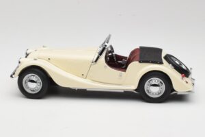 Morgan 4/4 Series II Branco Kyosho 1:18 08111W Metal - imagem 4 de 8