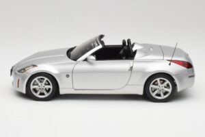 Nissan 350Z Z33 Roadster Diamond Prata AUTOart 1:18 77371 Metal - imagem 4 de 8