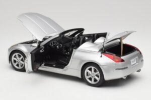 Nissan 350Z Z33 Roadster Diamond Prata AUTOart 1:18 77371 Metal - imagem 5 de 8