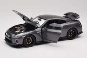 Nissan GT-R R35 Track Edition NISMO Gun Metallic MotorHelix 1:18 M83507 Metal - imagem 2 de 8