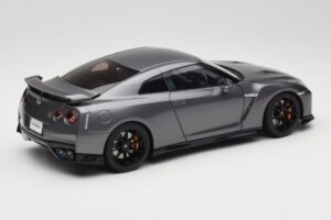 Nissan GT-R R35 Track Edition NISMO Gun Metallic MotorHelix 1:18 M83507 Metal - imagem 3 de 8
