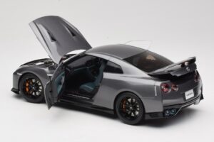 Nissan GT-R R35 Track Edition NISMO Gun Metallic MotorHelix 1:18 M83507 Metal - imagem 5 de 8