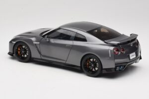 Nissan GT-R R35 Track Edition NISMO Gun Metallic MotorHelix 1:18 M83507 Metal - imagem 7 de 8