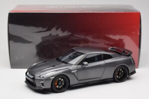 Nissan GT-R R35 Track Edition NISMO Gun Metallic MotorHelix 1:18 M83507 Metal - imagem 8 de 8