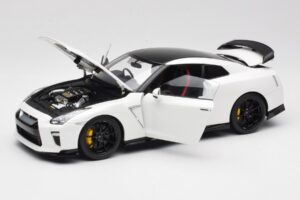 Nissan GT-R R35 Track Edition NISMO Pearl White MotorHelix 1:18 M83518 Metal - imagem 2 de 8