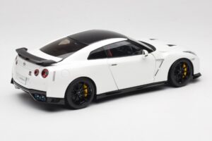 Nissan GT-R R35 Track Edition NISMO Pearl White MotorHelix 1:18 M83518 Metal - imagem 3 de 8