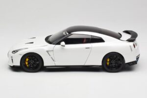 Nissan GT-R R35 Track Edition NISMO Pearl White MotorHelix 1:18 M83518 Metal - imagem 4 de 8