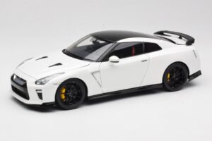 Nissan GT-R R35 Track Edition NISMO Pearl White MotorHelix 1:18 M83518 Metal