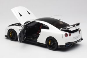Nissan GT-R R35 Track Edition NISMO Pearl White MotorHelix 1:18 M83518 Metal - imagem 5 de 8
