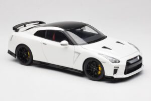 Nissan GT-R R35 Track Edition NISMO Pearl White MotorHelix 1:18 M83518 Metal - imagem 6 de 8
