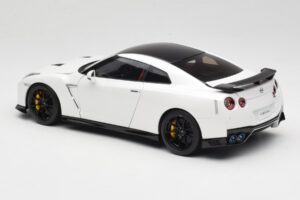 Nissan GT-R R35 Track Edition NISMO Pearl White MotorHelix 1:18 M83518 Metal - imagem 7 de 8