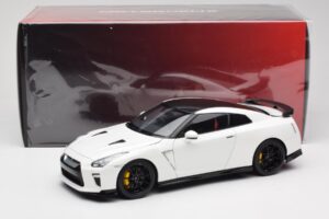 Nissan GT-R R35 Track Edition NISMO Pearl White MotorHelix 1:18 M83518 Metal - imagem 8 de 8