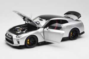 Nissan GT-R R35 Track Edition NISMO T-Spec Ultimate Metal Silver MotorHelix 1:18 M83517 Metal - imagem 2 de 8
