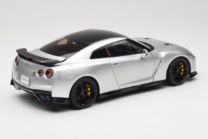 Nissan GT-R R35 Track Edition NISMO T-Spec Ultimate Metal Silver MotorHelix 1:18 M83517 Metal - imagem 3 de 8
