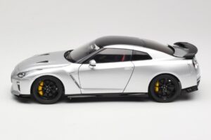 Nissan GT-R R35 Track Edition NISMO T-Spec Ultimate Metal Silver MotorHelix 1:18 M83517 Metal - imagem 4 de 8