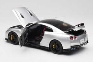 Nissan GT-R R35 Track Edition NISMO T-Spec Ultimate Metal Silver MotorHelix 1:18 M83517 Metal - imagem 5 de 8