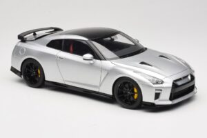 Nissan GT-R R35 Track Edition NISMO T-Spec Ultimate Metal Silver MotorHelix 1:18 M83517 Metal - imagem 6 de 8
