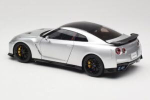 Nissan GT-R R35 Track Edition NISMO T-Spec Ultimate Metal Silver MotorHelix 1:18 M83517 Metal - imagem 7 de 8