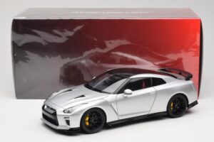 Nissan GT-R R35 Track Edition NISMO T-Spec Ultimate Metal Silver MotorHelix 1:18 M83517 Metal - imagem 8 de 8