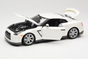 Nissan GT-R R35 Branco Bburago 1:18 18-12079 Metal - imagem 2 de 8