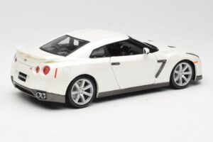 Nissan GT-R R35 Branco Bburago 1:18 18-12079 Metal - imagem 3 de 8