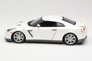Nissan GT-R R35 Branco Bburago 1:18 18-12079 Metal - imagem 4 de 8