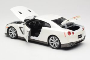 Nissan GT-R R35 Branco Bburago 1:18 18-12079 Metal - imagem 5 de 8